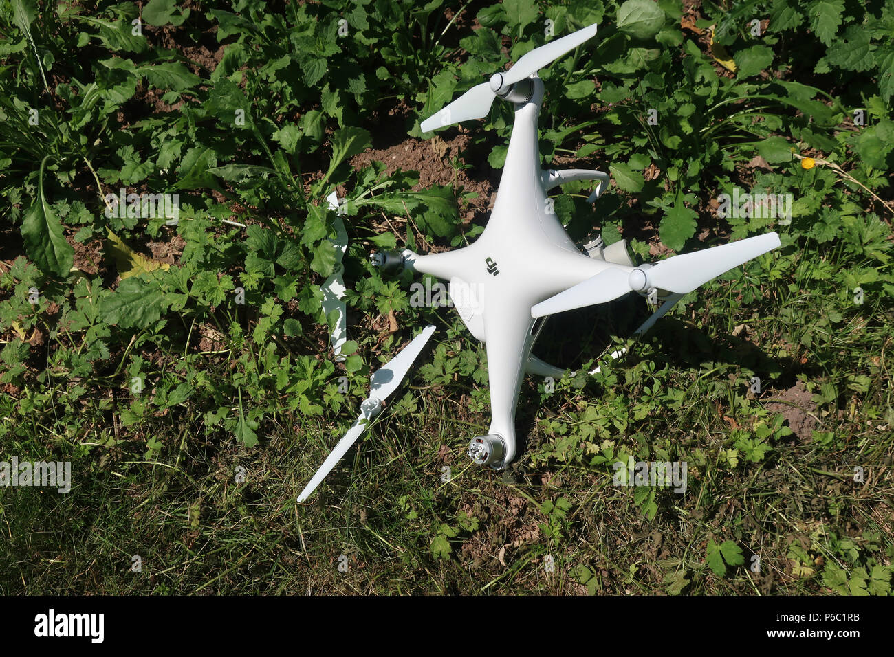 Drone écrasé Banque de photographies et d'images à haute résolution - Alamy