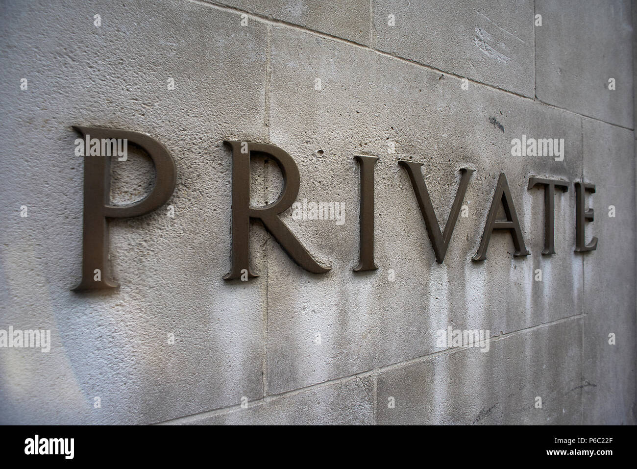 Panneau privé sur un mur dans le centre ville de Londres Banque D'Images