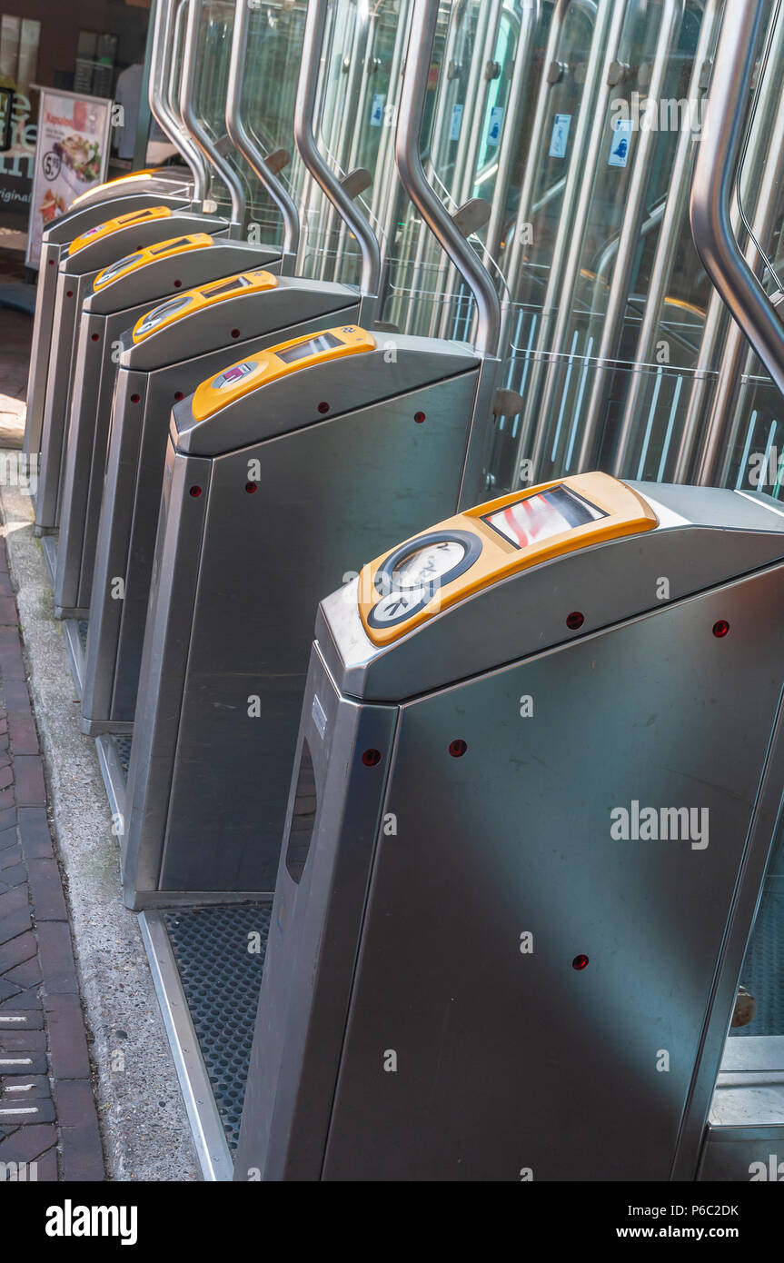 Vérifier dans les transports publics gates aux Pays-Bas Banque D'Images