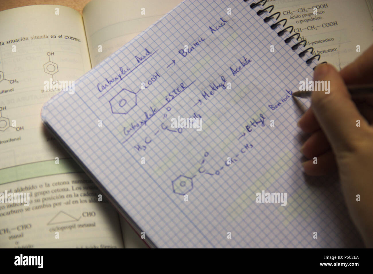 Un étudiant travaillant les devoirs de chimie organique à l'accueil Banque D'Images