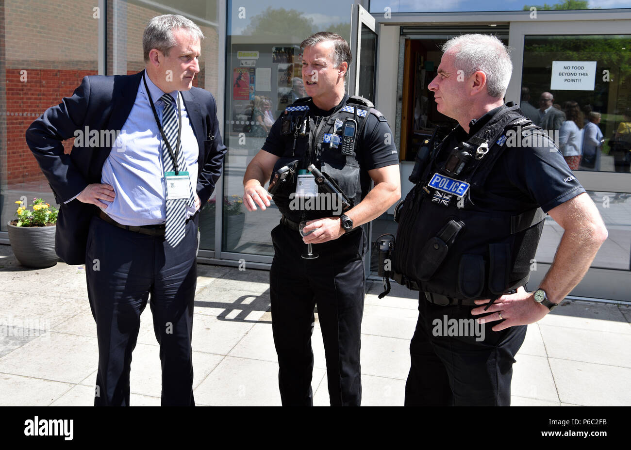 Damian Hinds (à gauche), député conservateur d'East Hampshire et secrétaire d'État à l'éducation, en conversation avec les agents de police au cours d'une visite à un Banque D'Images