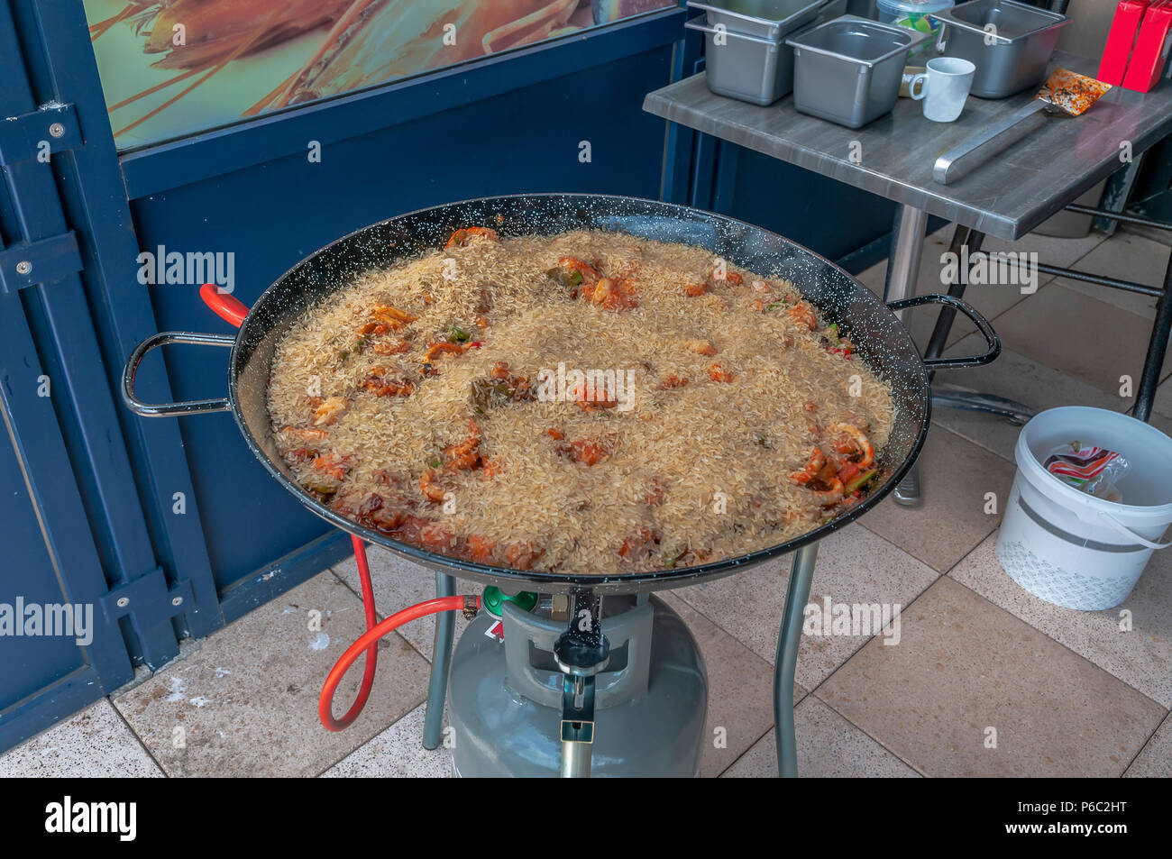 Grand wok casserole rempli de riz et de crevettes Banque D'Images