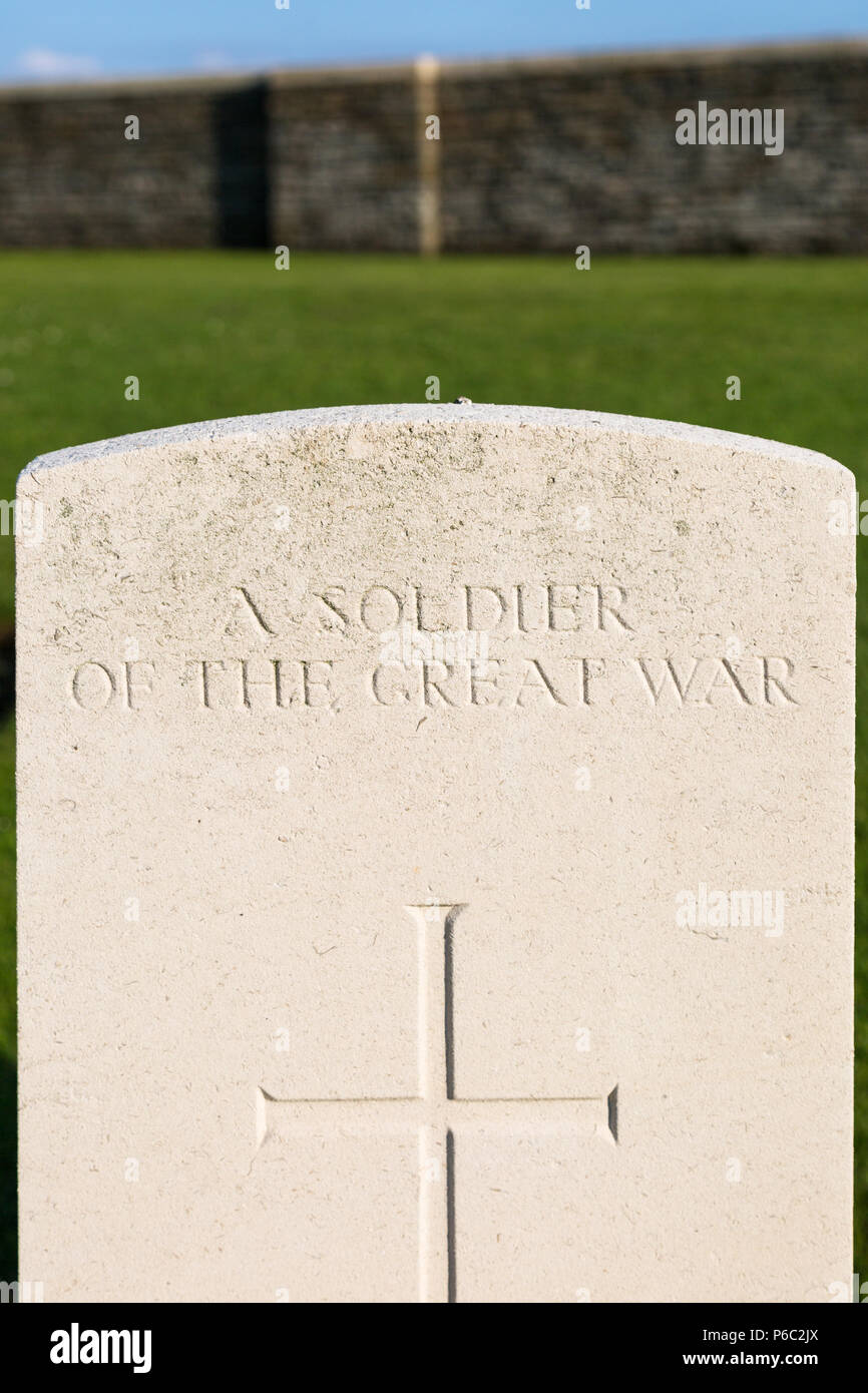 Pierre tombale d'un soldat de la Grande Guerre, Bedford House Cemetery, Belgique Banque D'Images