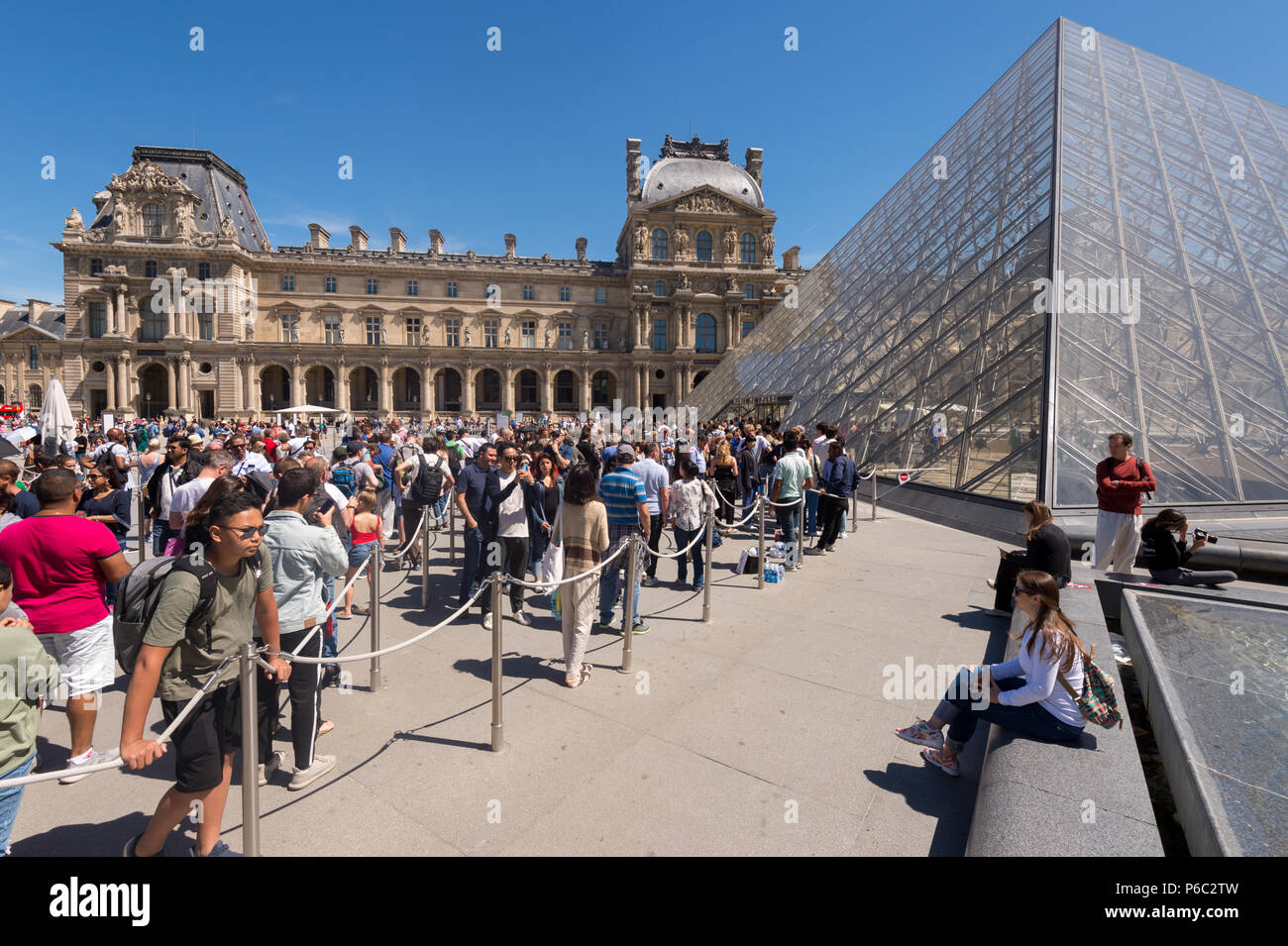 Paris, France - 23 juin 2018 : les touristes attendent en ligne en face de l'entrée au musée du Louvre Banque D'Images