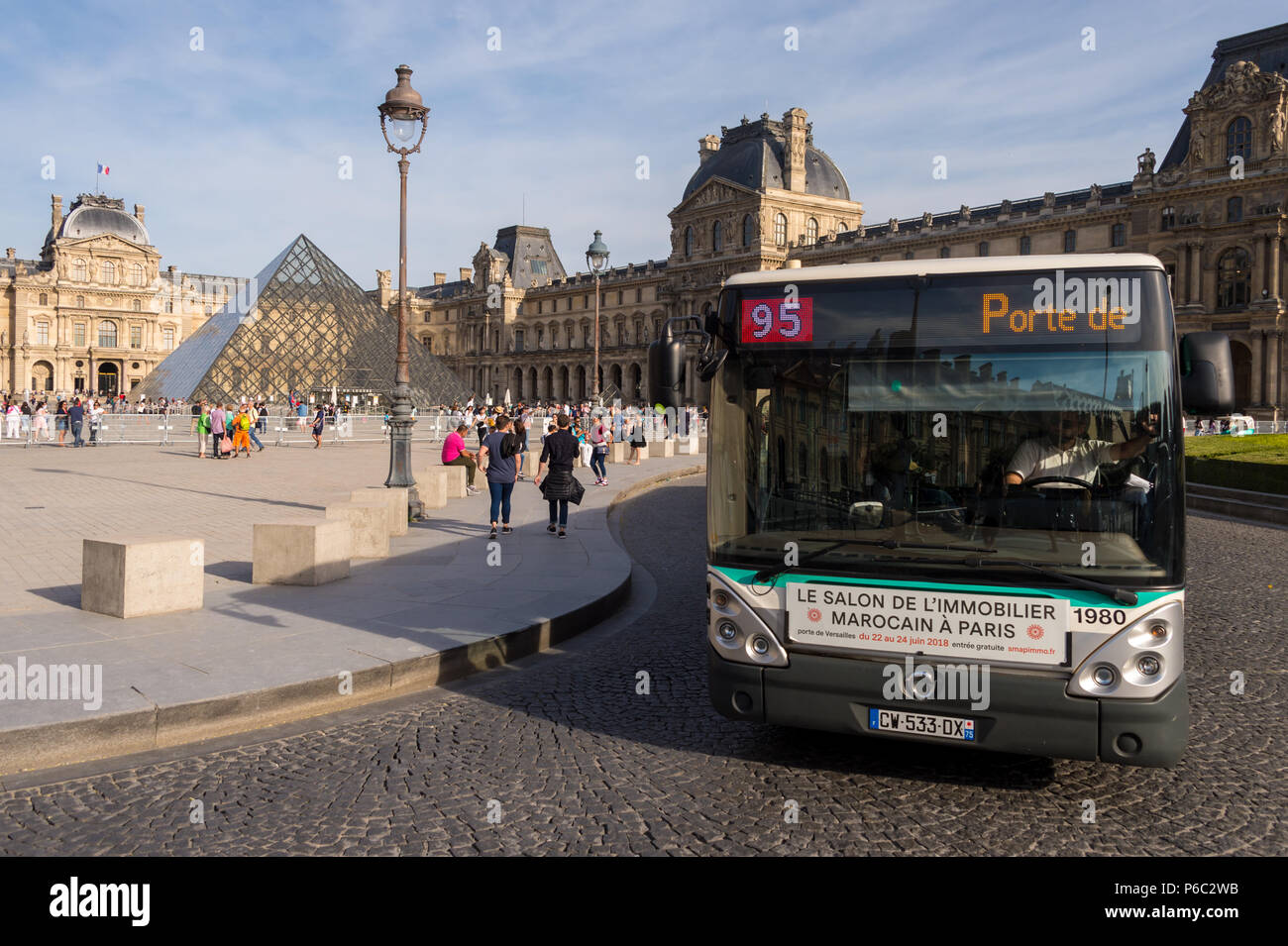Paris, France - 24 juin 2018 : Ratp bus en face du musée du Louvre Banque D'Images
