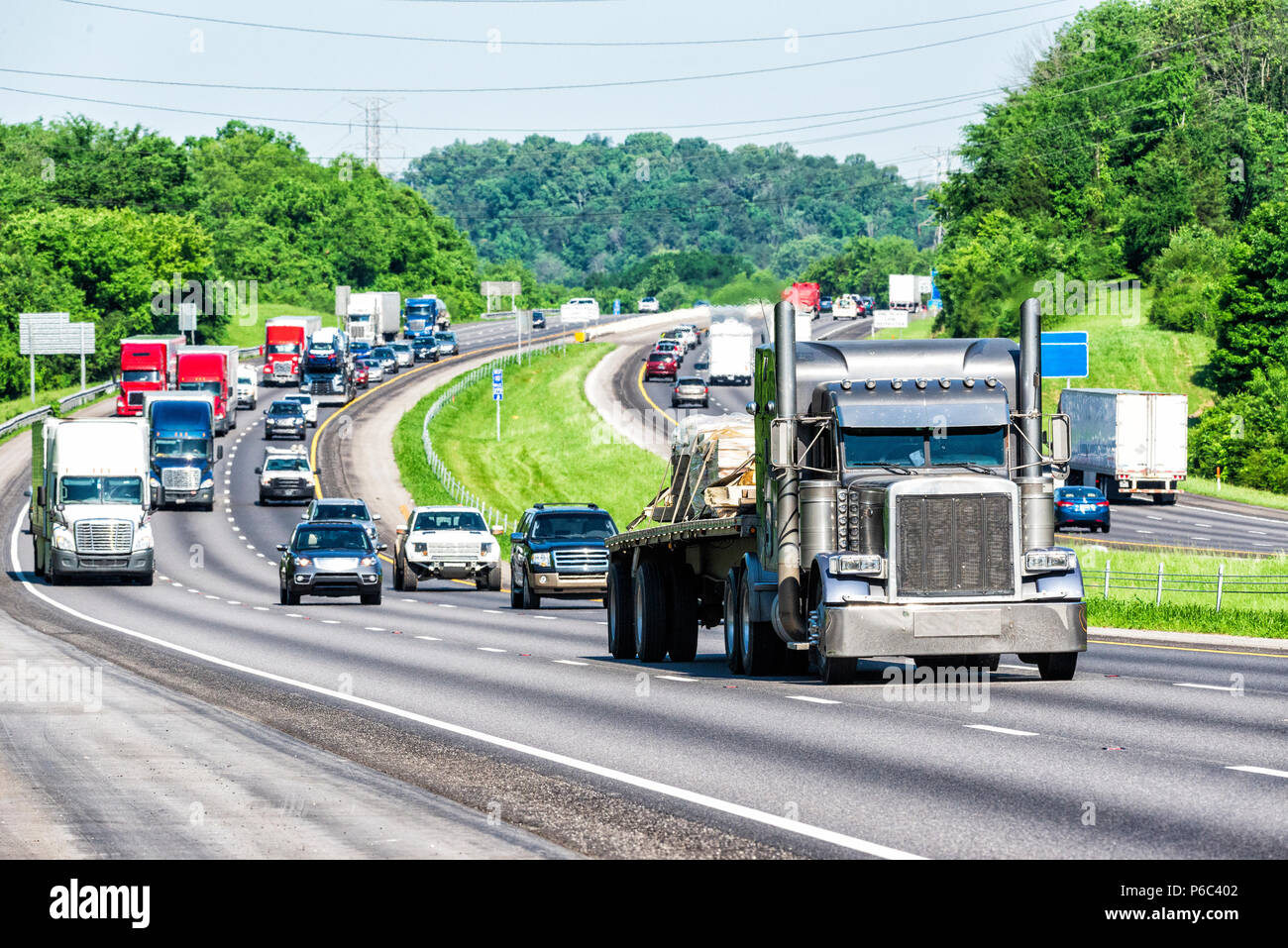 Une autoroute dans l'est du Tennessee porte une lourde charge de trafic. Remarque : Tous les logos et marques d'identification ont été supprimés de tous les véhicules. Banque D'Images