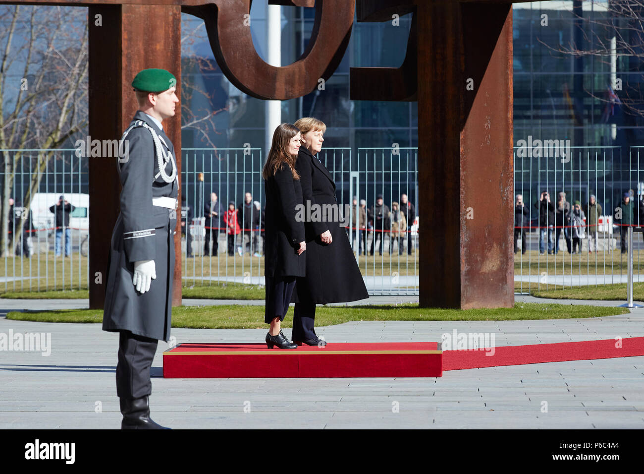 Berlin, Allemagne - La chancelière Angela Merkel reçoit le premier ministre de la République d'Islande, Katrín Jakobsdottir, avec les honneurs militaires dans la cour d'honneur de la chancellerie fédérale. Banque D'Images