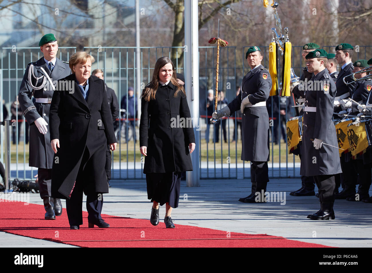 Berlin, Allemagne - La chancelière Angela Merkel reçoit le premier ministre de la République d'Islande, Katrín Jakobsdottir, avec les honneurs militaires dans la cour d'honneur de la chancellerie fédérale. Banque D'Images