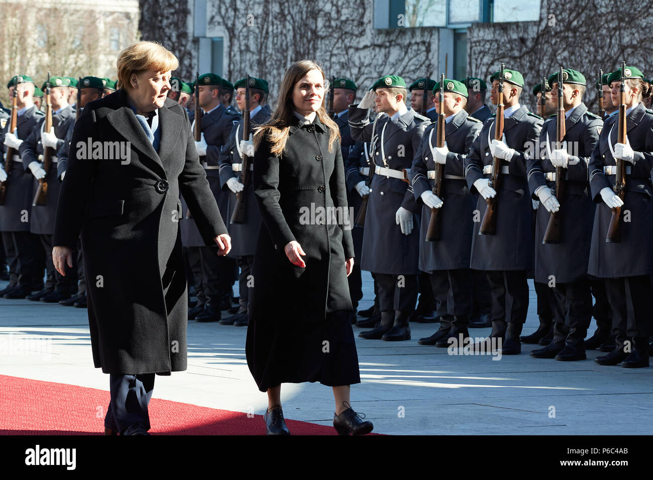 Berlin, Allemagne - La chancelière Angela Merkel reçoit le premier ministre de la République d'Islande, Katrín Jakobsdottir, avec les honneurs militaires dans la cour d'honneur de la chancellerie fédérale. Banque D'Images