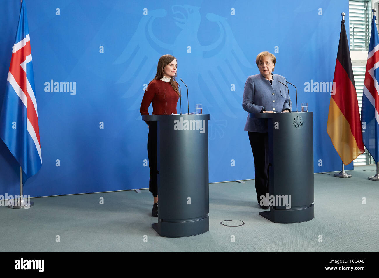 Berlin, Allemagne - La Chancelière allemande Angela Merkel et le premier ministre de la République d'Islande, Katrín Jakobsdottir. Banque D'Images