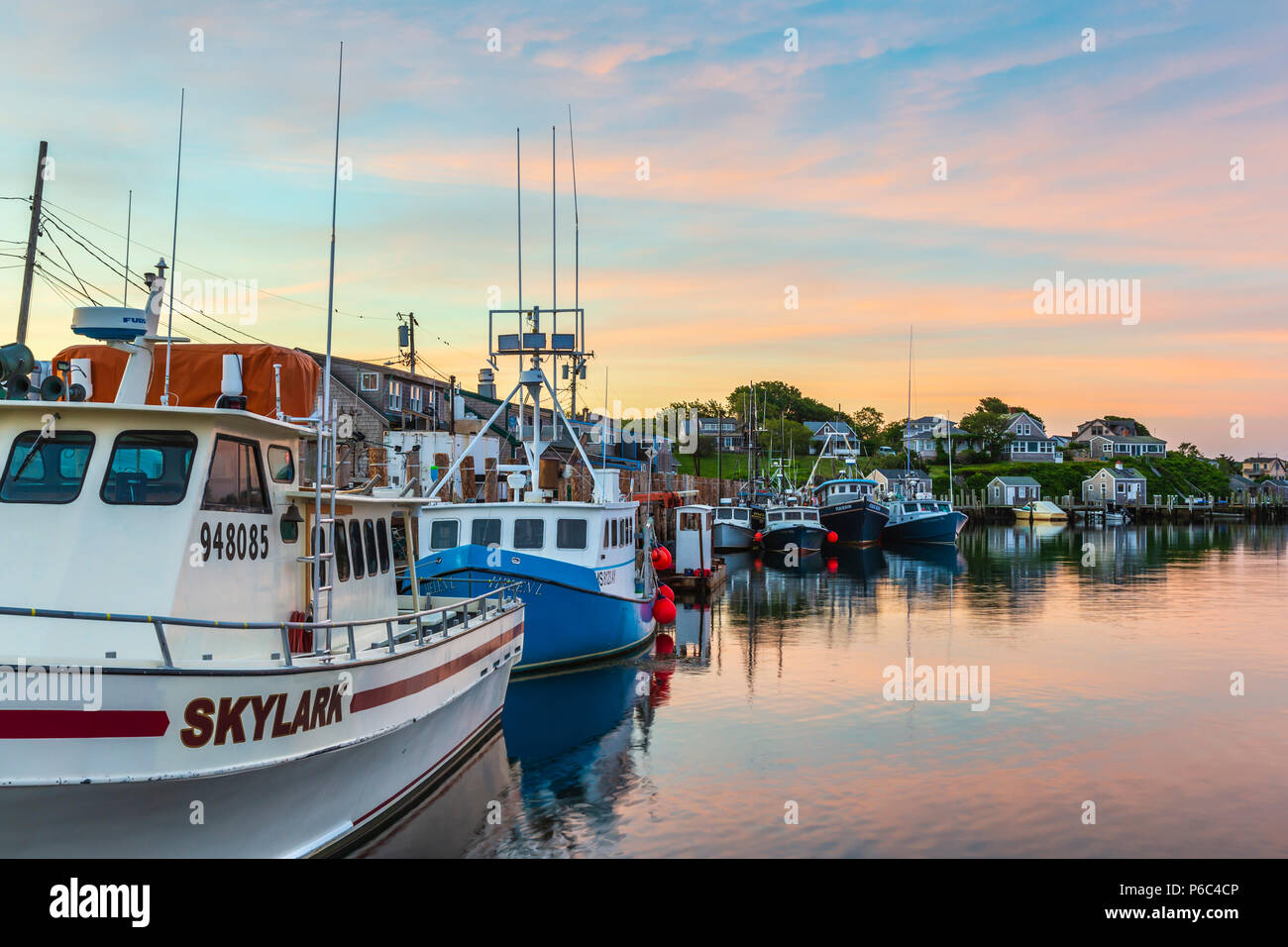 Bateaux de pêche commerciale à quai dans le bassin de Menemsha sous couvert d'un lever du soleil Ciel, dans le village de pêcheurs de Menemsha à Chilmark, Mass. sur Martha's Vineyard. Banque D'Images