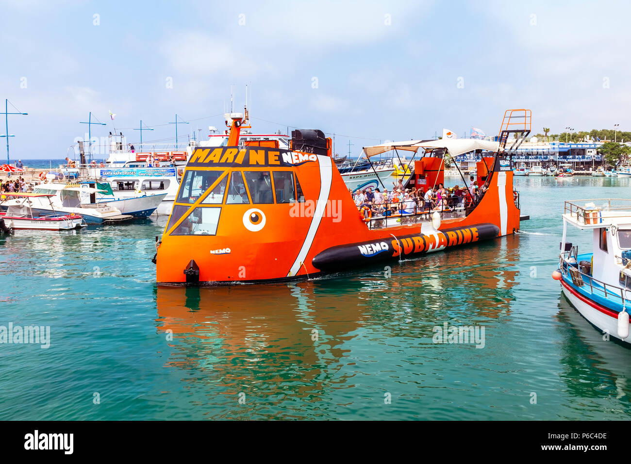 Bateau de croisière touristique, dans la forme du capitaine Nemo et appelé le sous-marin de Nemo à Ayia Napa port avec les vacanciers à bord, Ayia Napa, Banque D'Images