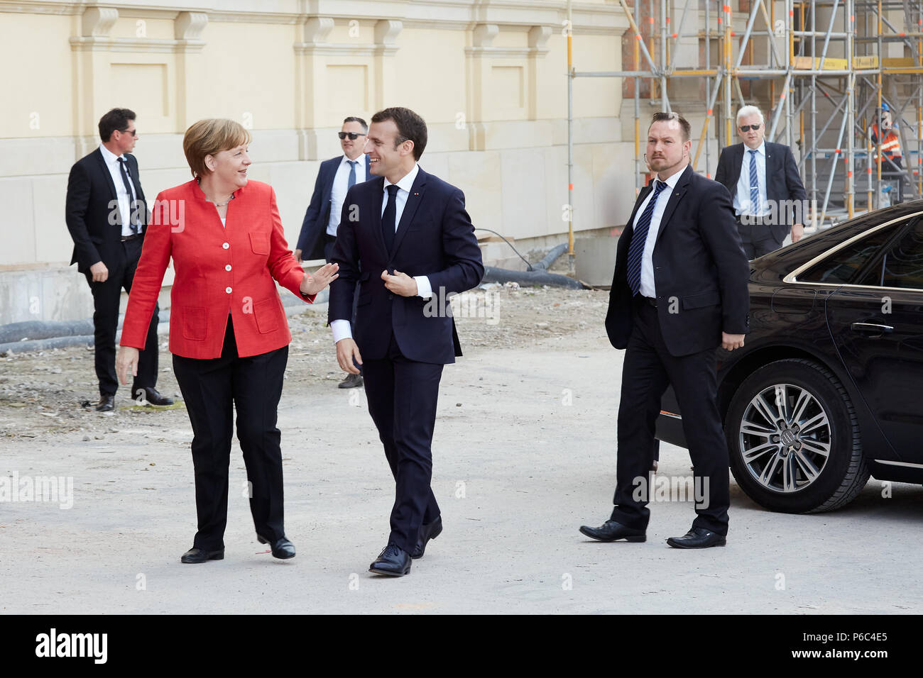 Berlin, Allemagne - La Chancelière allemande Angela Merkel et le président français Emmanuel macron sur le site de construction de la Humboldt Forum. Banque D'Images