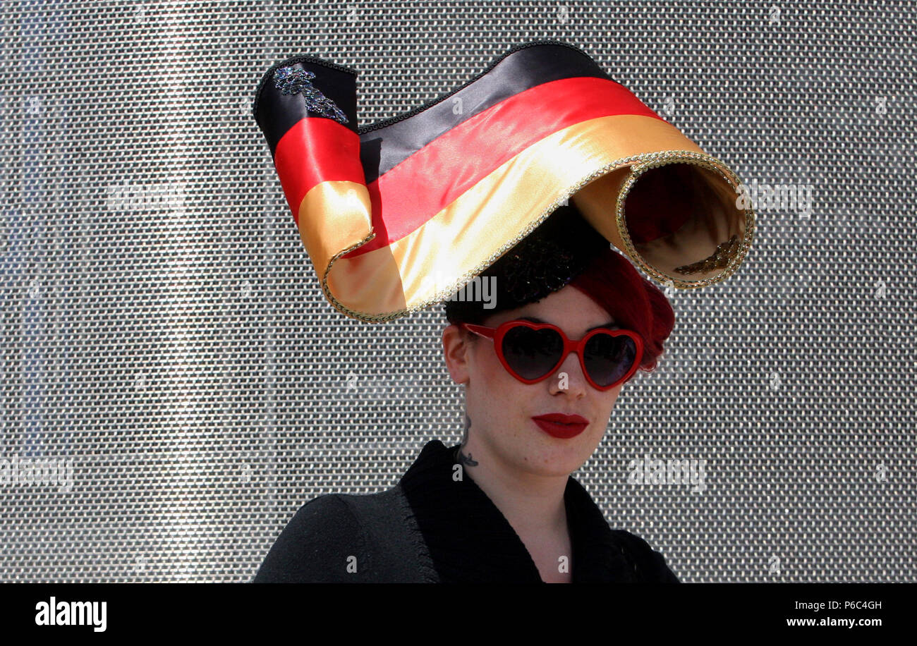 Ascot, Grande-Bretagne, femme porte un chapeau original en allemand couleurs nationales Banque D'Images