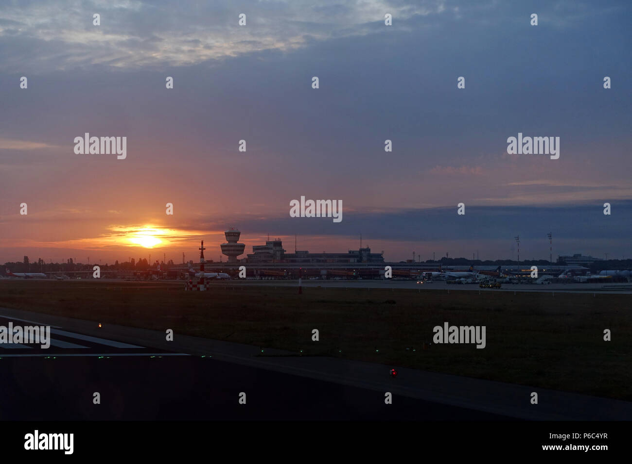 Berlin, Allemagne - Vue de l'aéroport Tegel de Berlin au crépuscule Banque D'Images