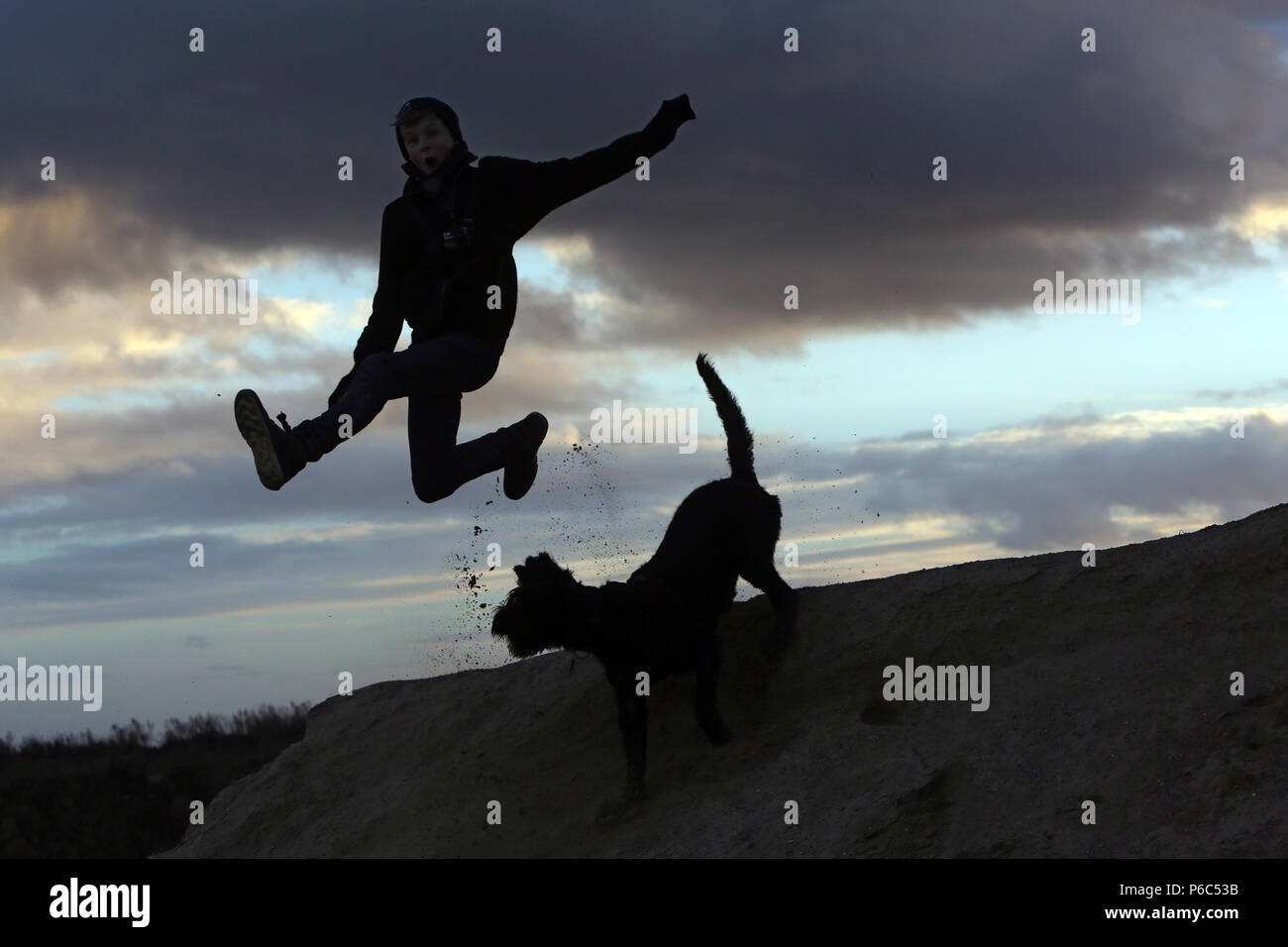Wustrow, Allemagne - silhouette garçon, fait un saut de l'air Banque D'Images