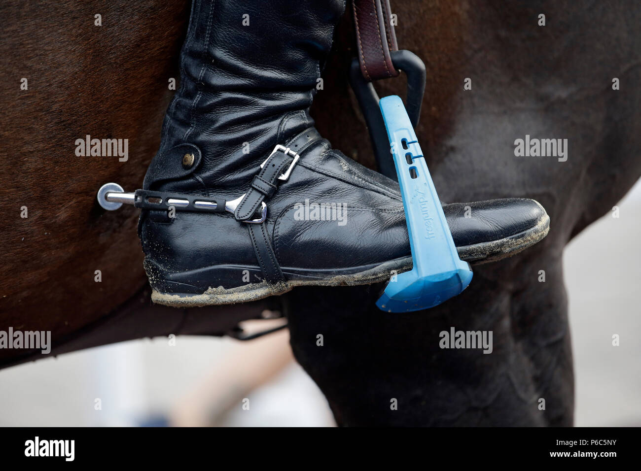 Doha, bottes d'équitation avec spur dans une plate-forme de sécurité Banque D'Images