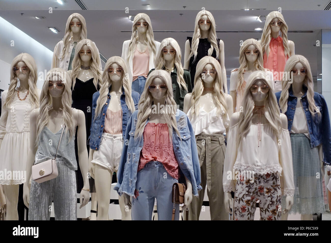 24.03.2017, Dubaï, Émirats arabes unis, mannequins féminins sans bouche Banque D'Images