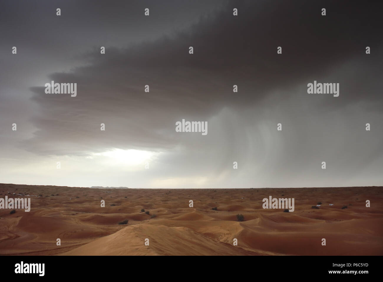 Dubaï, Émirats arabes unis, la pluie dans le désert Banque D'Images