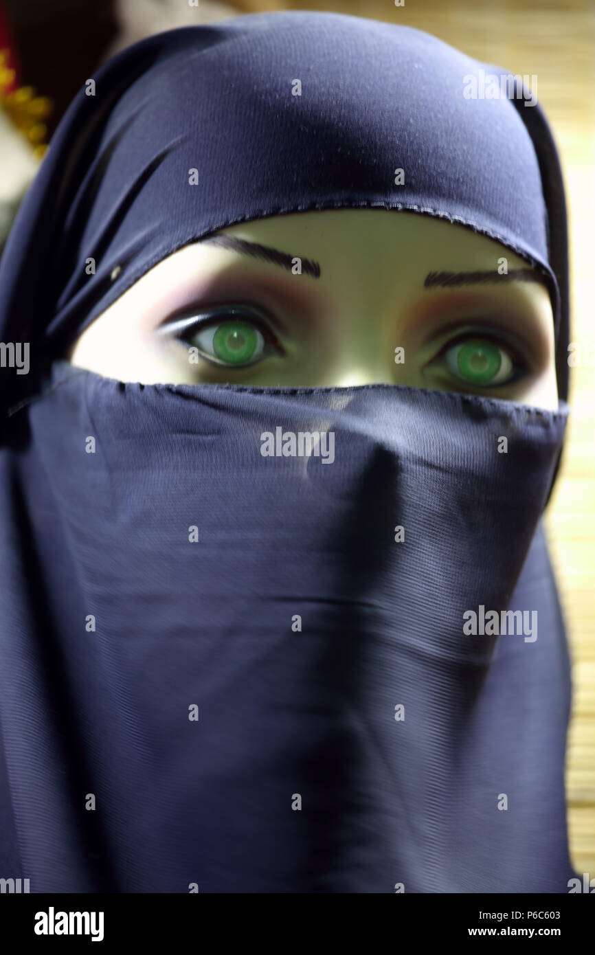24.03.2017, Dubaï, Émirats arabes unis, mannequin porte un niqab Banque D'Images