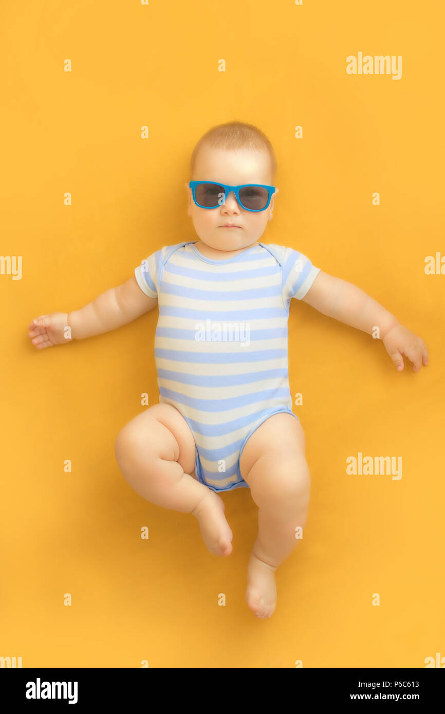 Mignon Bebe Avec Des Lunettes De Soleil Allonge Sur Une Robe Orange Portant Costume Marin Bebe Avec Rayures Bleu Et Blanc Et De Profiter Des Bains De Soleil Photo Stock Alamy Mignon Bebe Avec Des Lunettes De Soleil Allonge Sur Une Robe Orange Portant Costume Marin Bebe Avec Rayures Bleu Et Blanc Et De Profiter Des Bains De Soleil Photo Stock Alamy