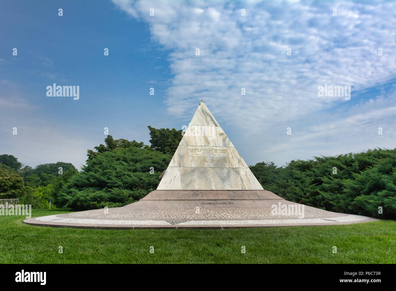 En forme de pyramide de la US Coast Guard au cimetière national d'Arlington Memorial, Washington, District of Columbia, États-Unis Banque D'Images