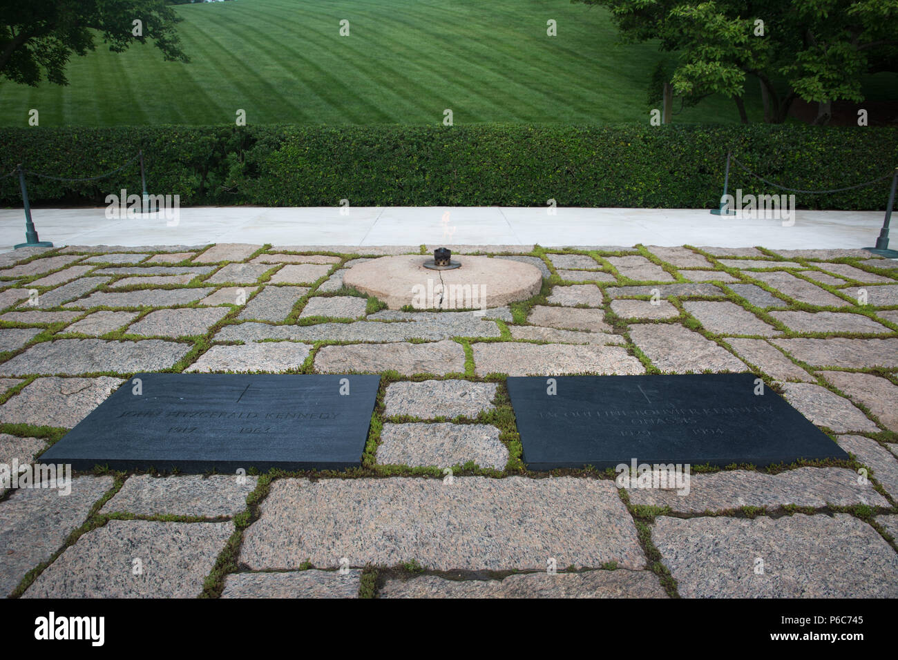 Les tombes du Président John F. Kennedy et de Jacqueline Kennedy Onassis, le Cimetière National d'Arlington, Arlington, Virginia, USA Banque D'Images