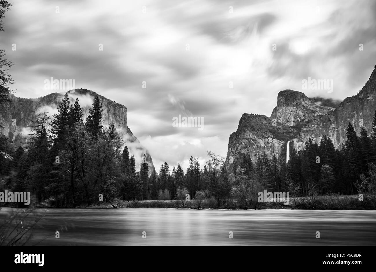 Vue panoramique de la Cathédrale de El Capital et avec l'avant-plan de la rivière falaise,tirer le matin dans la saison du printemps, Yosemite National Park, Californie, USA. Banque D'Images