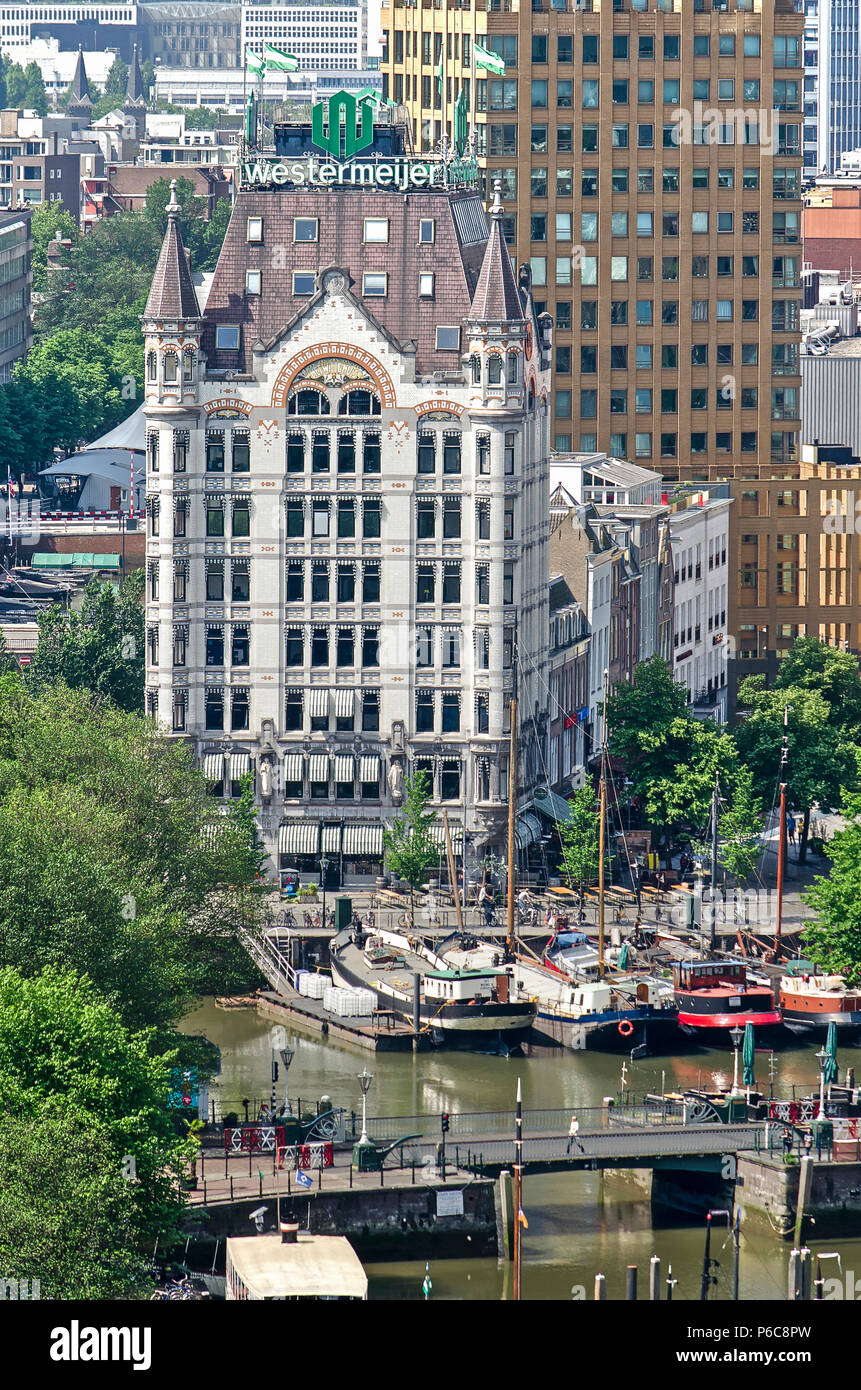 Rotterdam, Pays-Bas, le 3 juin 2018 : ouvert en 1898, la Maison Blanche a été la plus haute tour de l'Europe mais est maintenant un nain entre son voisin Banque D'Images