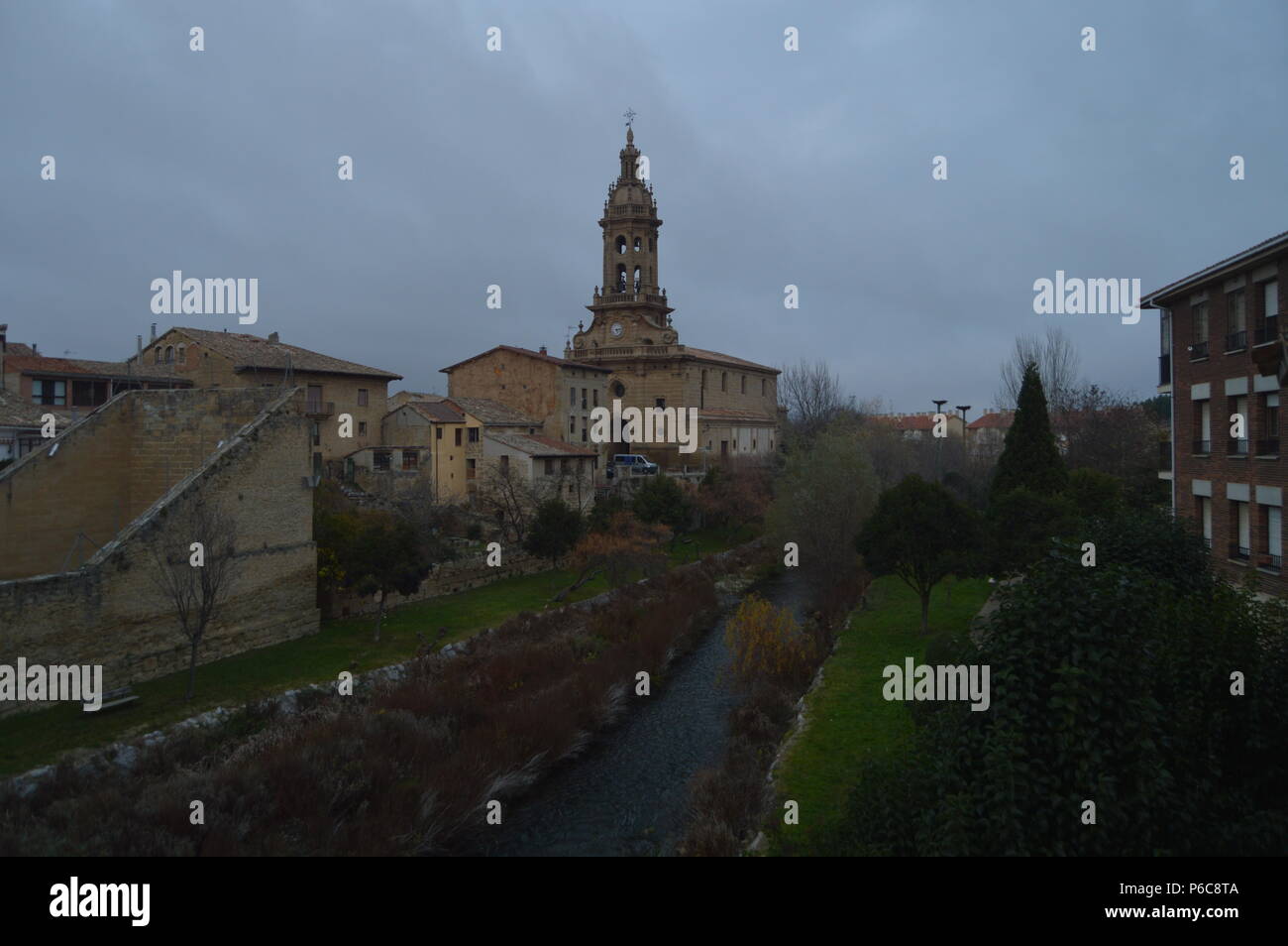 Église San Miguel avec le Rio Tiron à ses pieds à la tombée de Cuzcurrita Del Rio Tiron. Architecture, Histoire, Art, Voyages. 27 Décembre, 2015.Cuzcu Banque D'Images