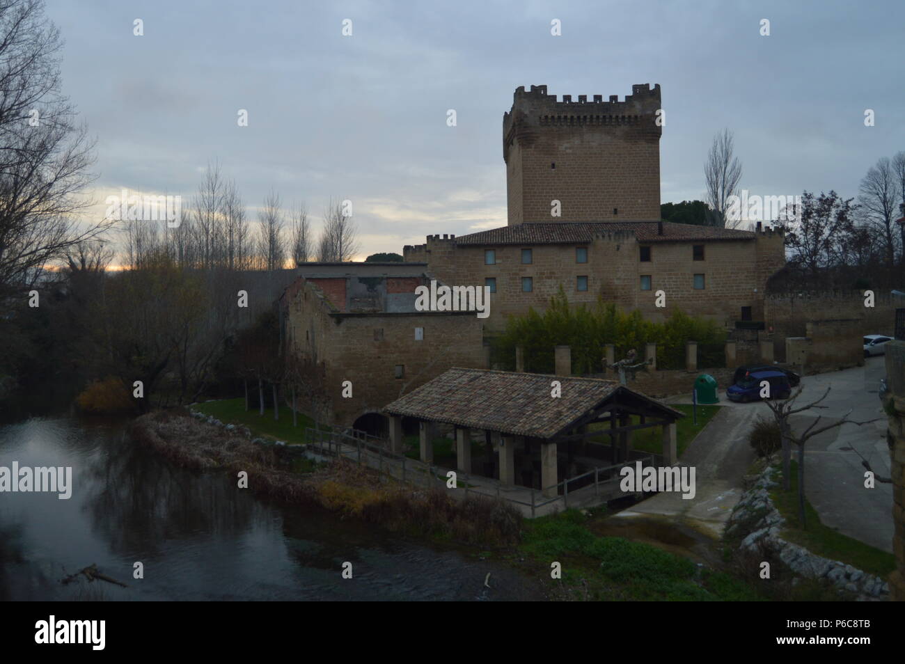 Velasco Château avec la rivière Tiron et un ancien moulin à eau à vos pieds à la tombée de Cuzcurrita Del Rio Tiron. Architecture, Histoire, Art, Voyages. D Banque D'Images