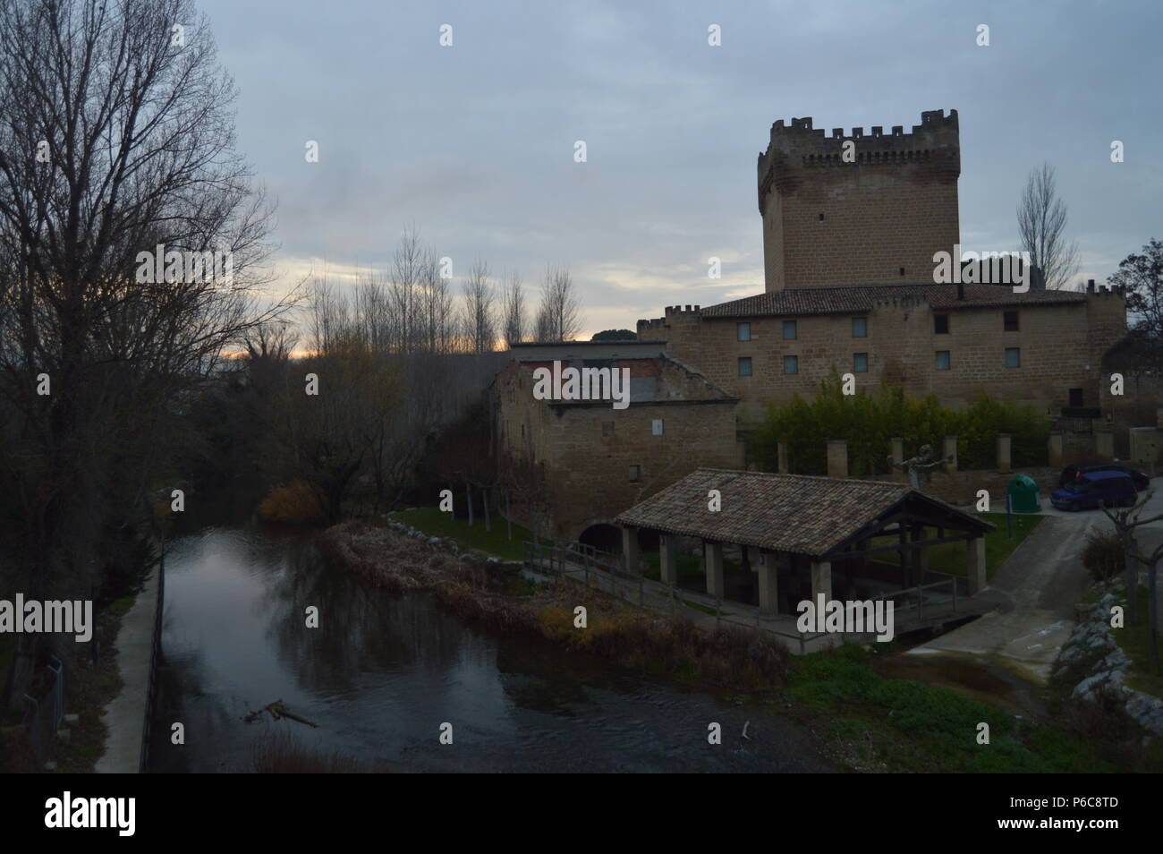 Velasco Château avec la rivière Tiron et un ancien moulin à eau à vos pieds à la tombée de Cuzcurrita Del Rio Tiron. Architecture, Histoire, Art, Voyages. D Banque D'Images