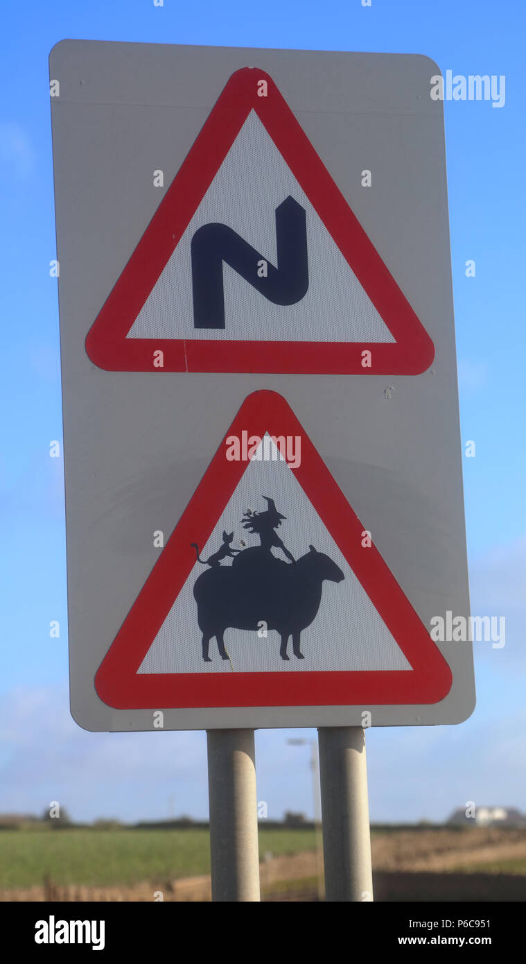 Un Roadsie Signe Qui A Ete Adapte Par Un Artiste Graffit De Montrer Un Mouton Avec Une Sorciere Et Chat Noir Sur Le Dos Des Moutons Photo Stock Alamy