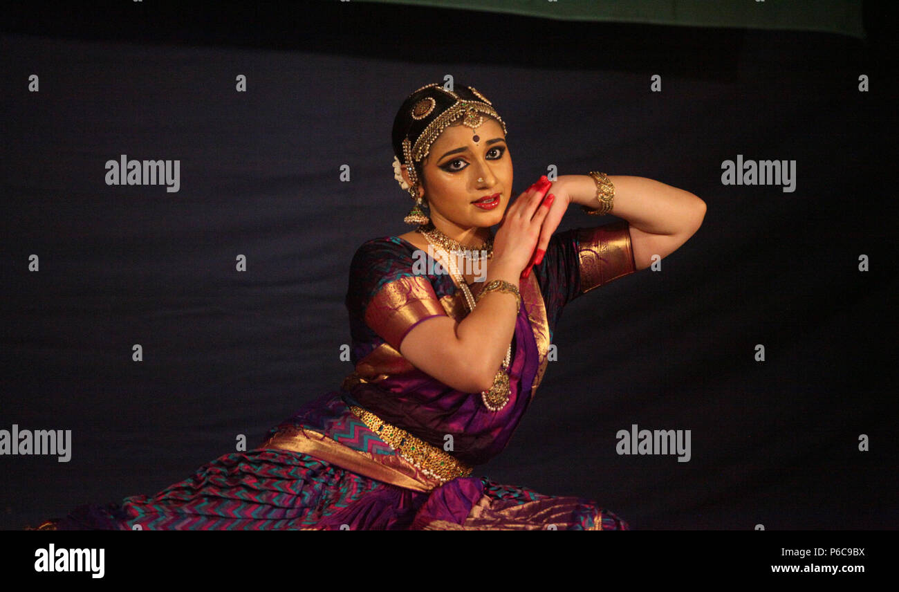 Le bharata natyam est l'une des huit formes de danse classique de l'Inde, de l'Etat du Tamil Nadu.Les photos sont de différentes représentations sur scène Banque D'Images