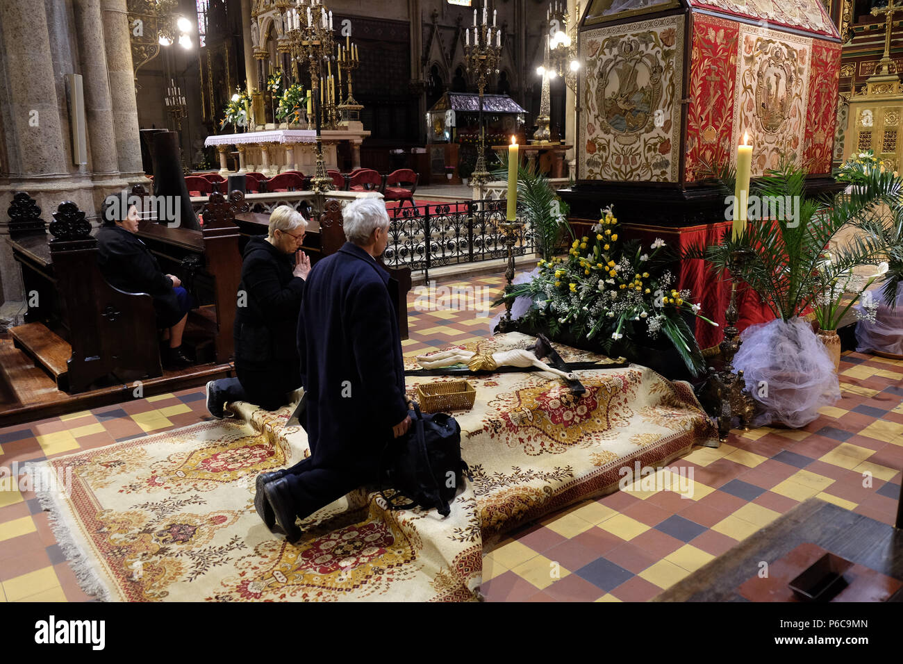 Le crucifix devant le tombeau de Dieu, était exposée sur le Samedi Saint et préparé pour la vénération des fidèles dans la cathédrale de Zagreb Banque D'Images