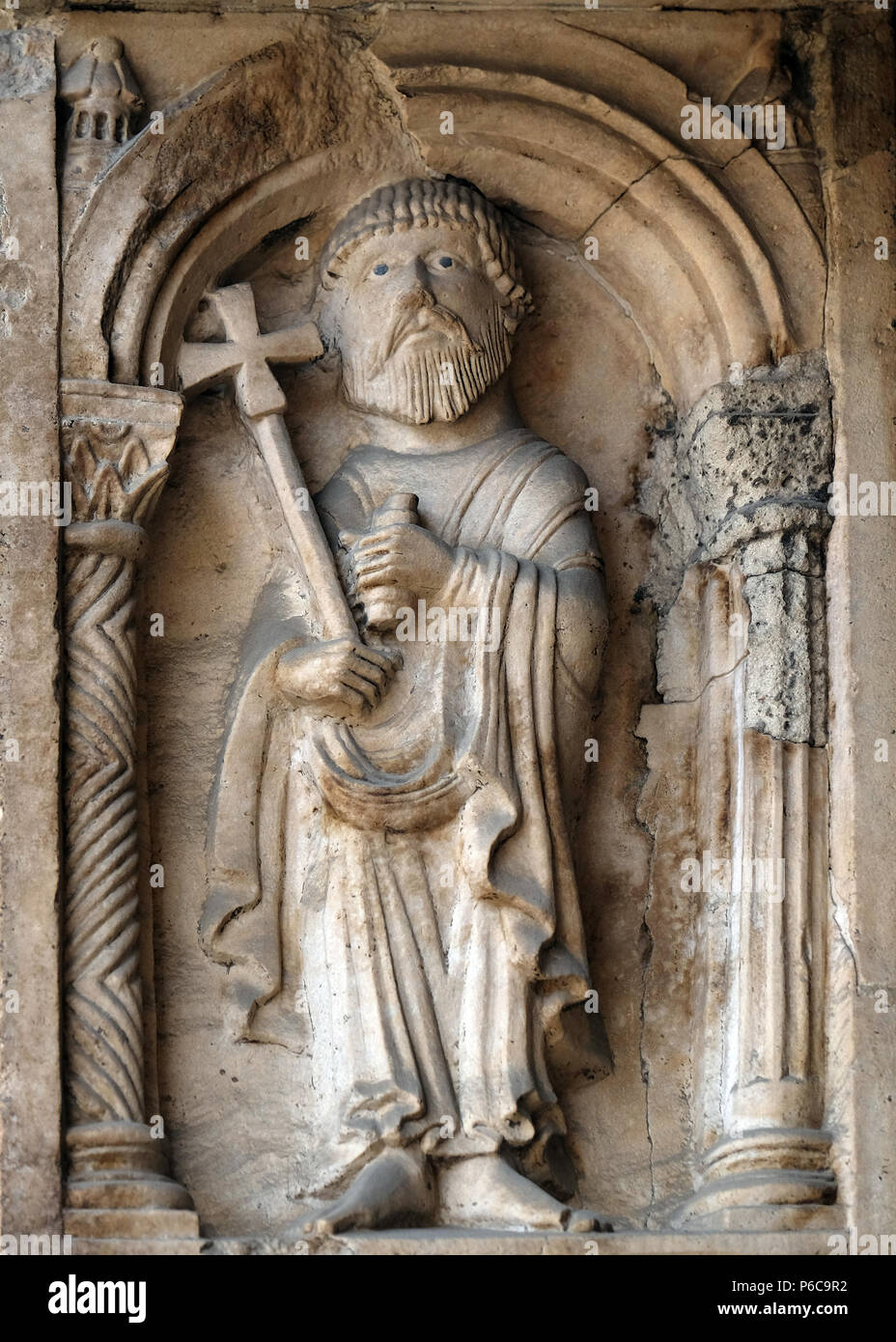 Saint Paul l'apôtre, basse soulagement par les adeptes de Wiligelmo, porte des Princes, la cathédrale de Modène, Italie Banque D'Images