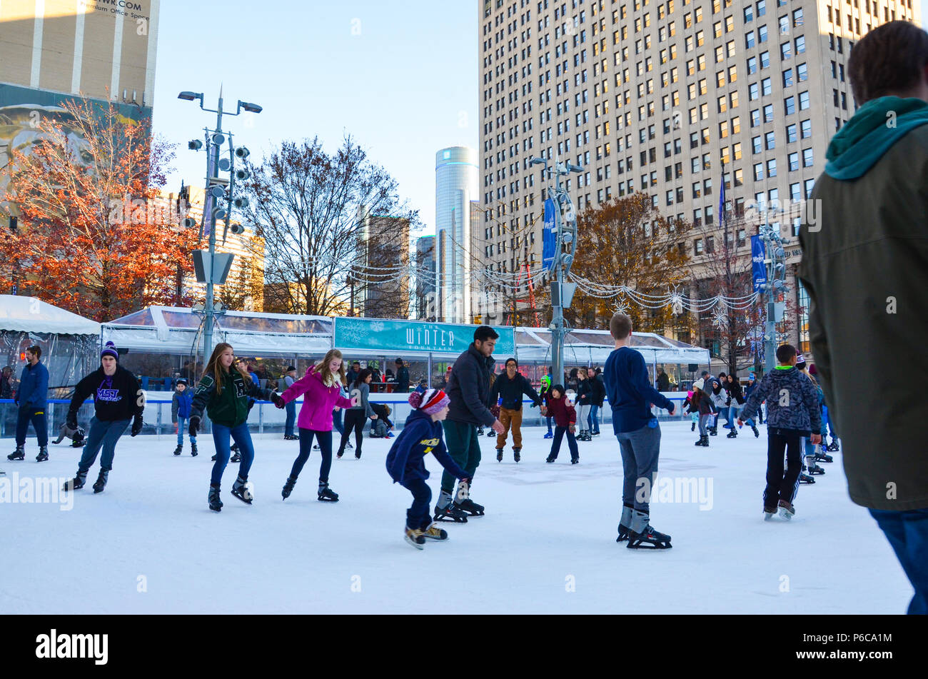 DETROIT, MI / USA - 24 NOVEMBRE 2017 : Les gens de patins dans la patinoire du parc Campus Martius au centre-ville de Detroit. Banque D'Images