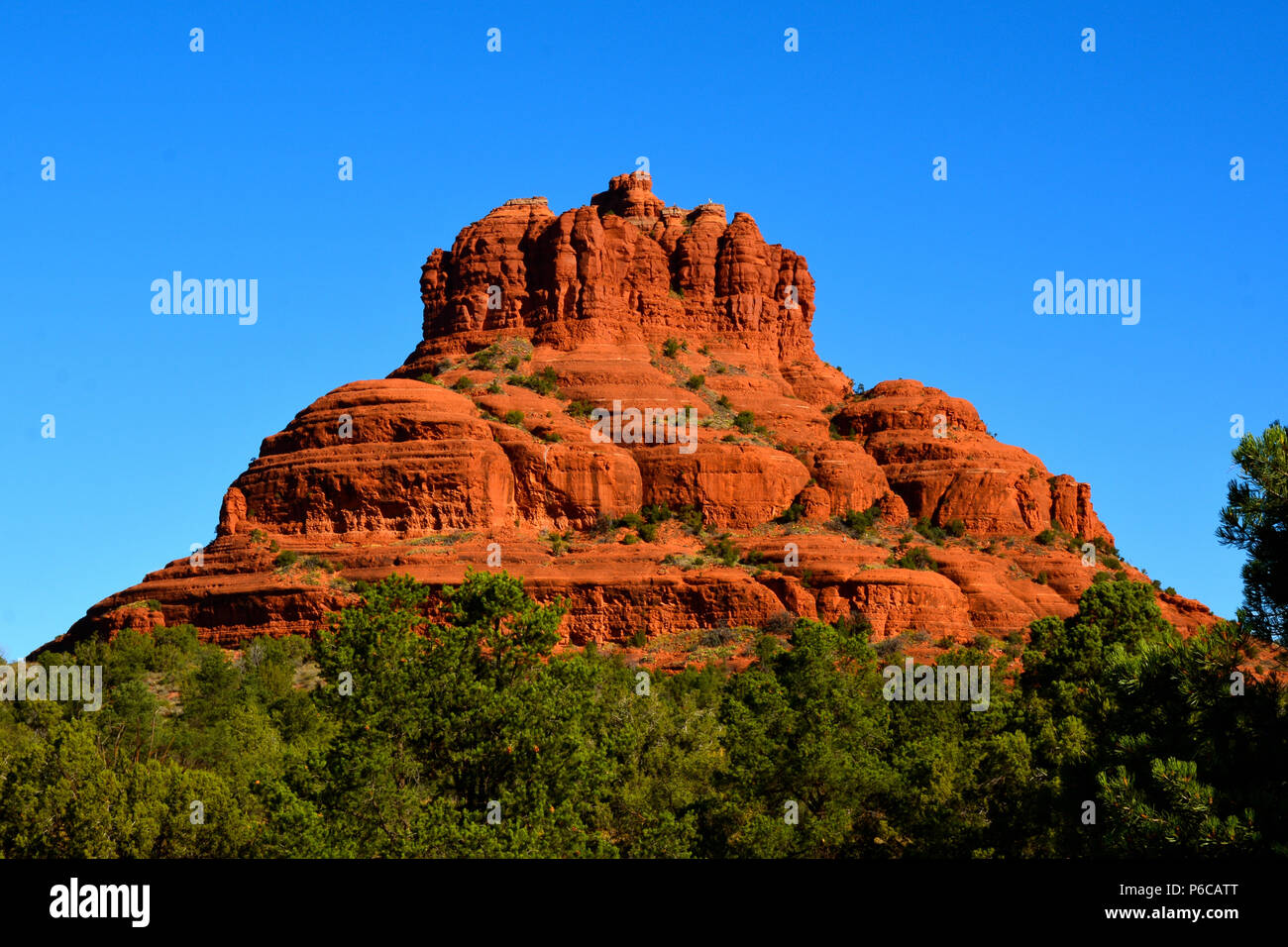 Bell Rock, Sedona, Arizona ; un géant bell se fond dans le paysage environnant, red rock formation identifiables entrant à partir de l'autoroute 179. Banque D'Images