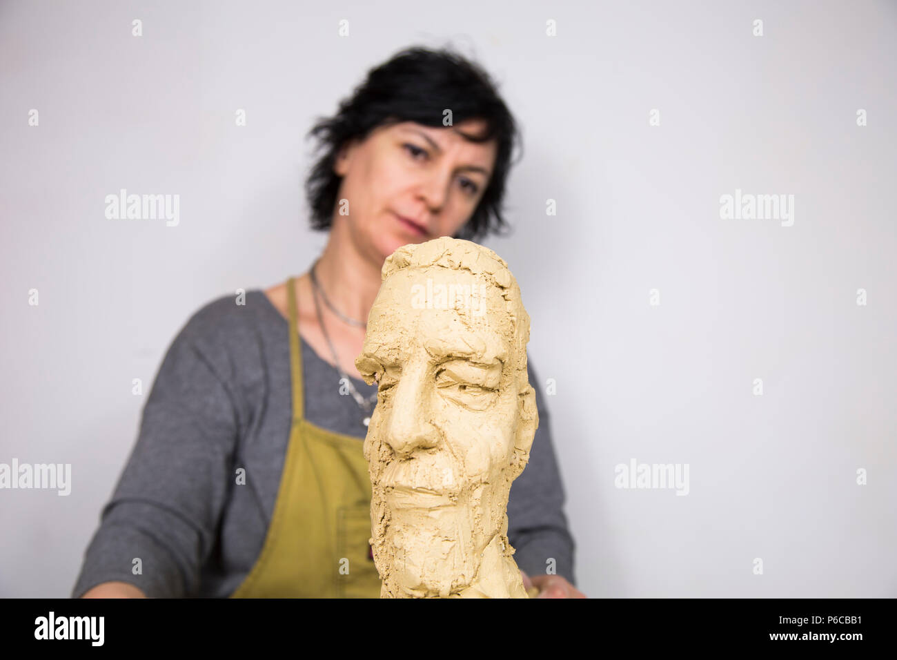 La création d'un artiste sculpteur sculpture buste avec de l'argile. Elle  est heureuse de son travail, elle est concentrée, elle est la sculpture  d'une femme Photo Stock - Alamy