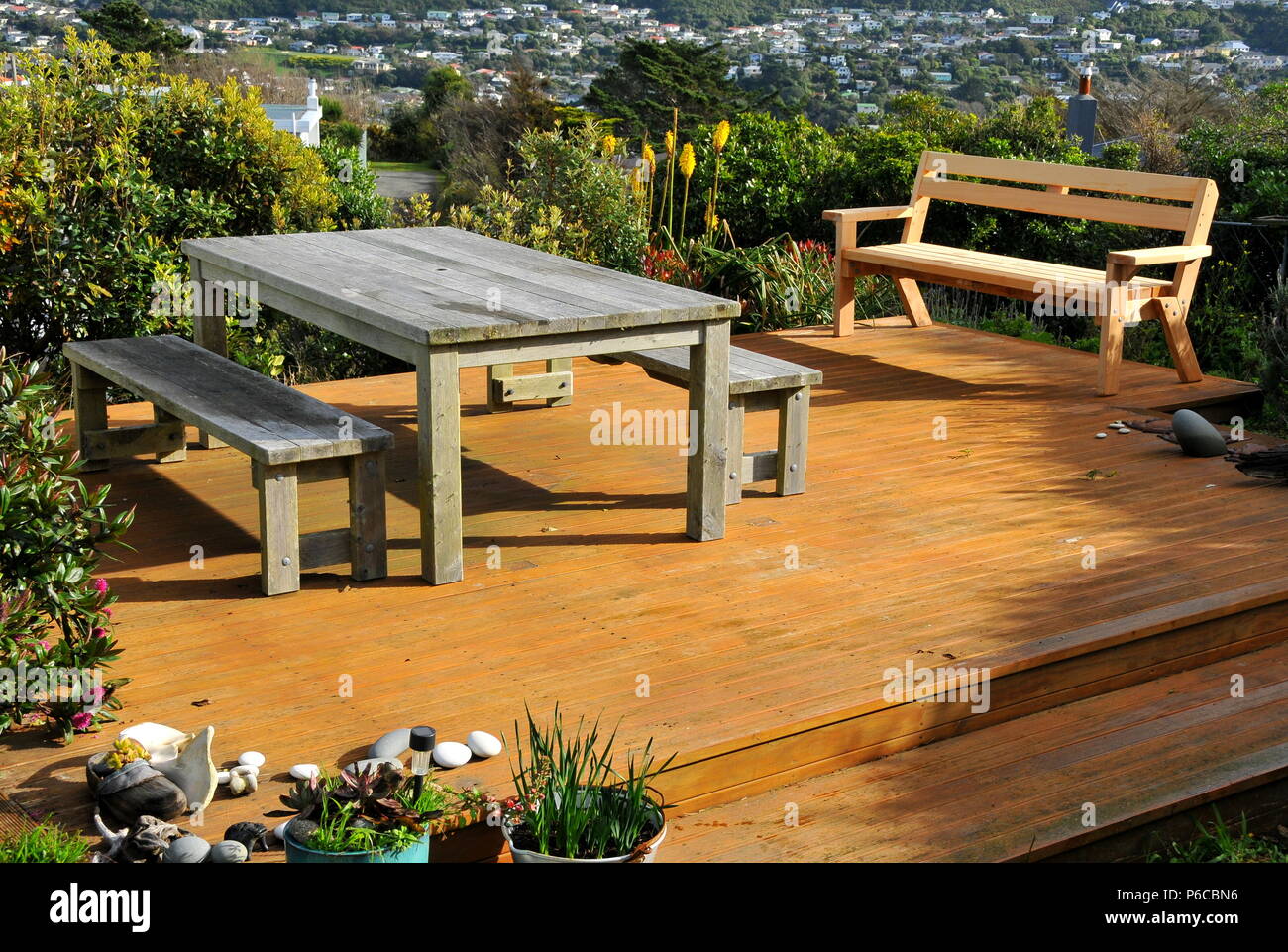 Macrocarpa (cyprès) Salon de jardin sur terrasse bois. Table et bancs sont quatre ans ; le siège avec dossier est nouveau.. Banque D'Images