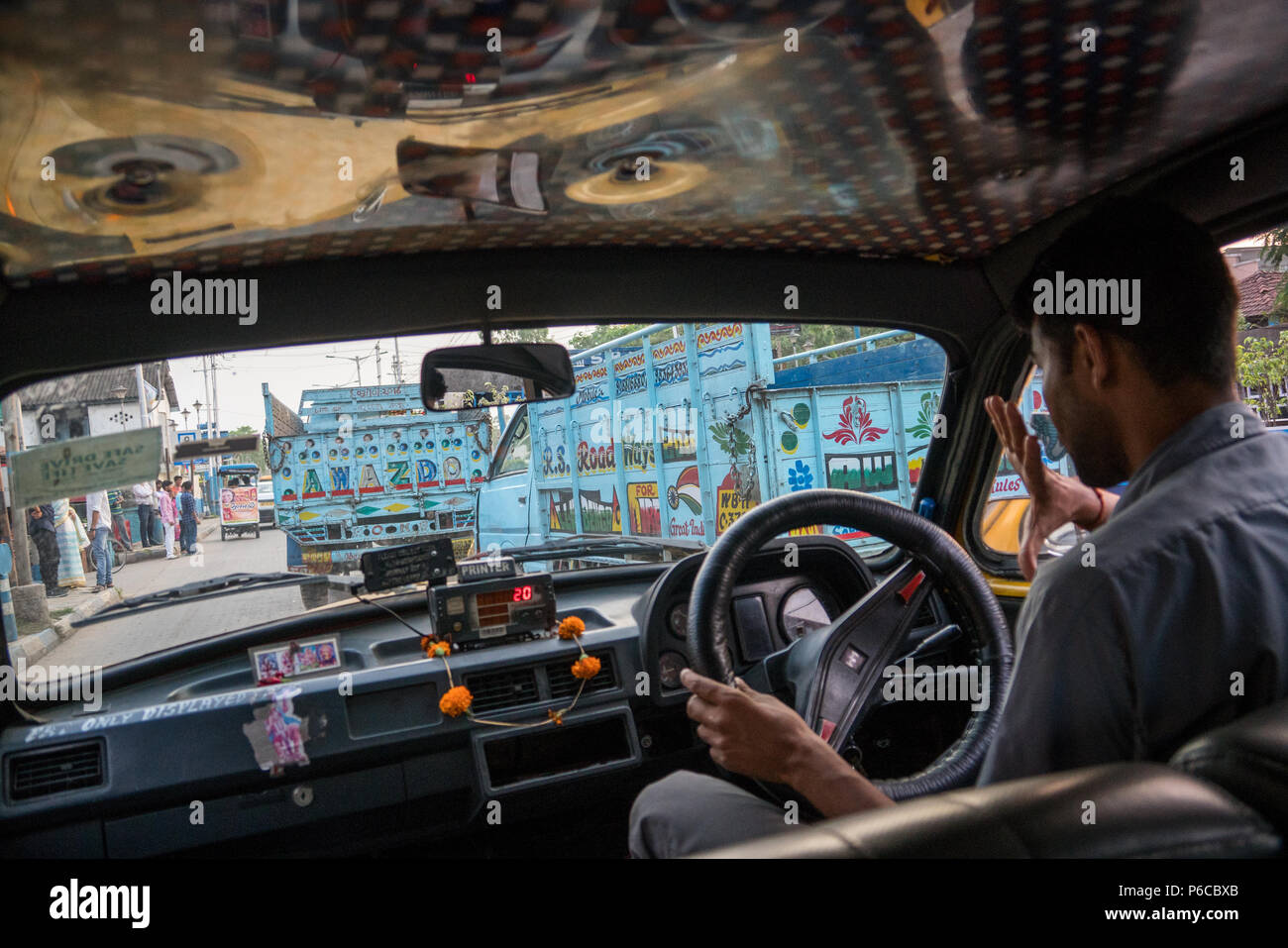 À l'intérieur d'un ambassadeur jaune taxi - Kolkata, Inde Banque D'Images