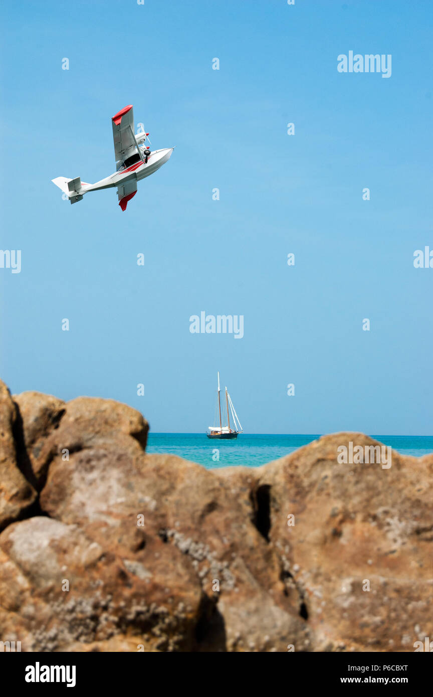 Paysage avec bateau de pêche en mer bleue et l'aquaplanage, photo verticale Banque D'Images