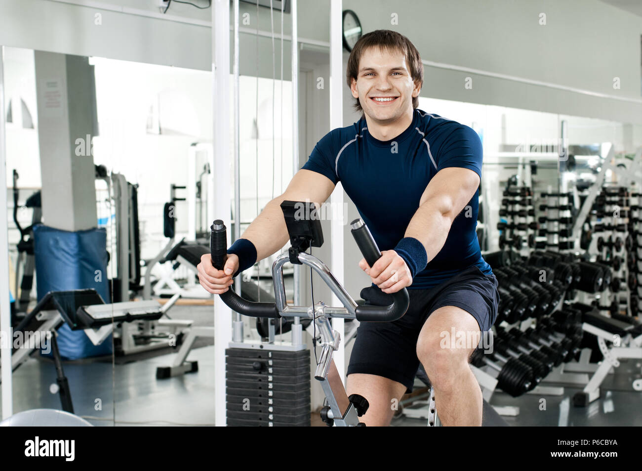 Les jeunes joie sportif, exécuter l'exercice sur l'exercice-location, dans le sport-hall Banque D'Images