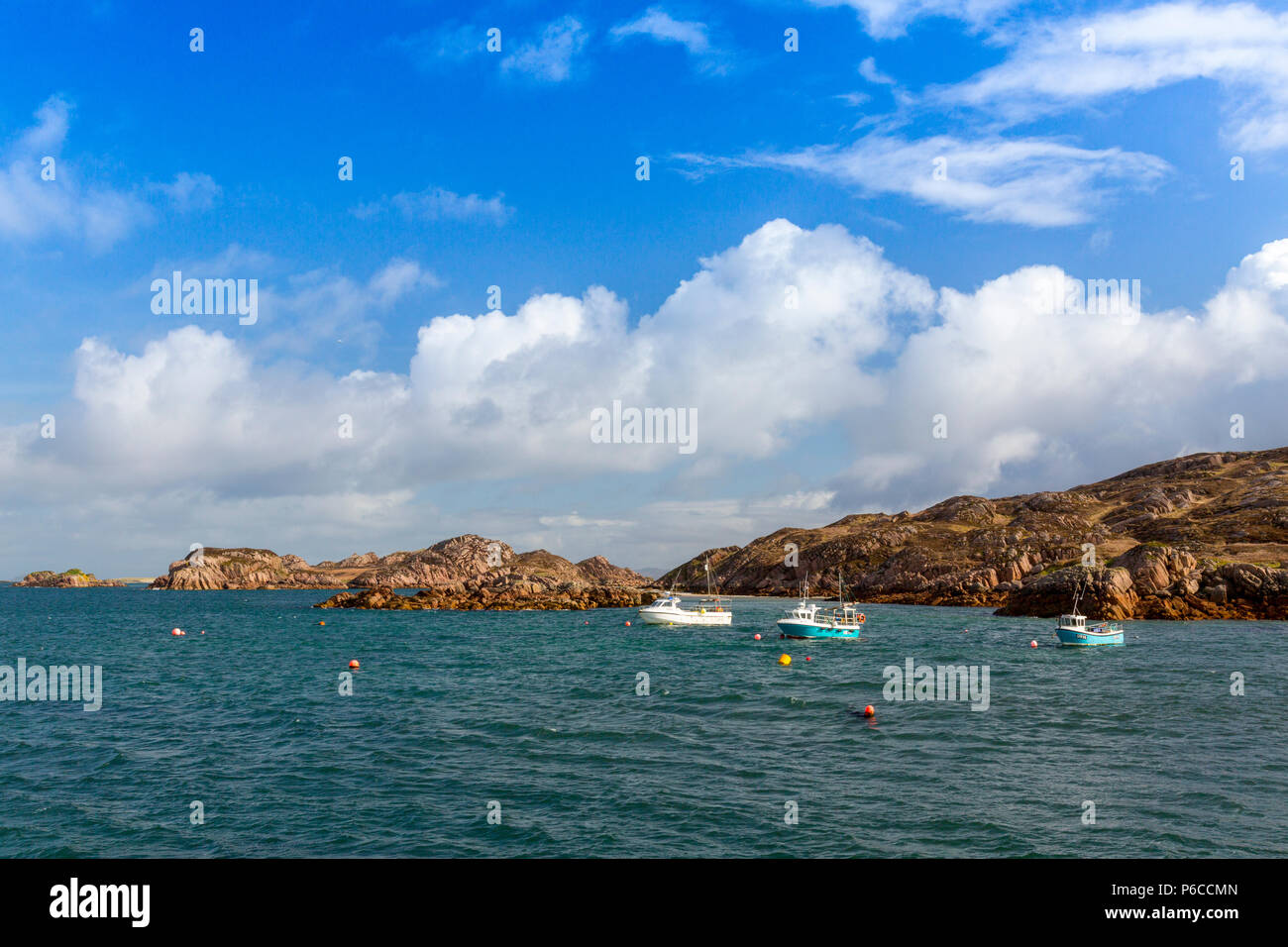 Des bateaux de pêche à l'ancre dans le son d'Iona à Fionnphort sur l'Isle of Mull, Argyll and Bute, Ecosse, Royaume-Uni Banque D'Images