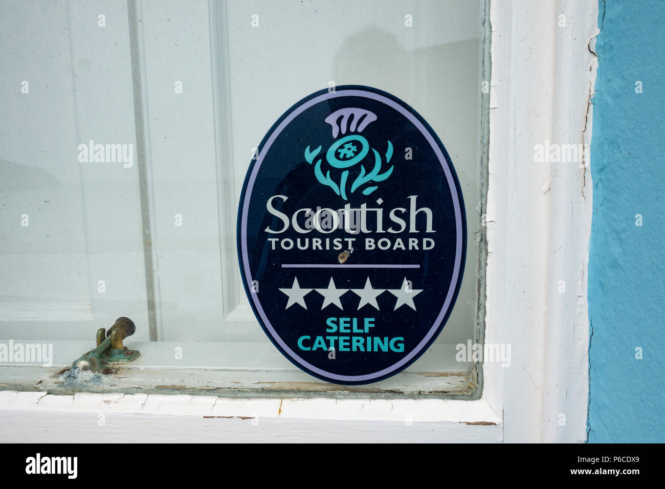 Ouvrir une guest house dans la fenêtre village écossais montrant c'est un self catering guest house et une partie de l'office du tourisme écossais scheme Banque D'Images