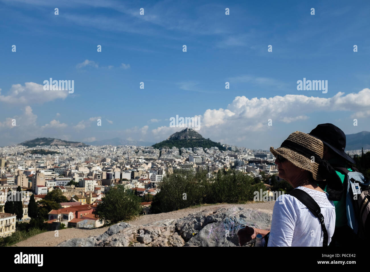 Couple sur l'Acropole, de profiter de la vue d'Athènes et le mont Lycabette ( Lycabettos ), et le bleu du ciel, Athènes, Grèce. Banque D'Images