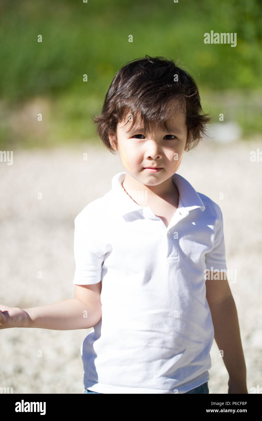 Caucasien Mignon Bebe Garcon Jouant Avec Un Ballon De Soccer Dans Le Parc A Jour Ensoleille Photo Stock Alamy