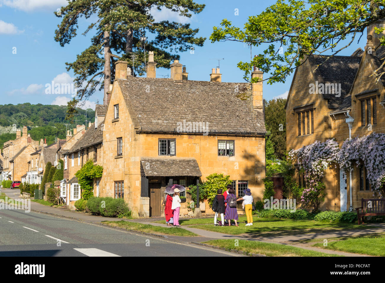 Cotswolds village broadway cotswolds touristes visitant Broadway village uk The cotswolds uk broadway worcestershire angleterre gb europe Banque D'Images