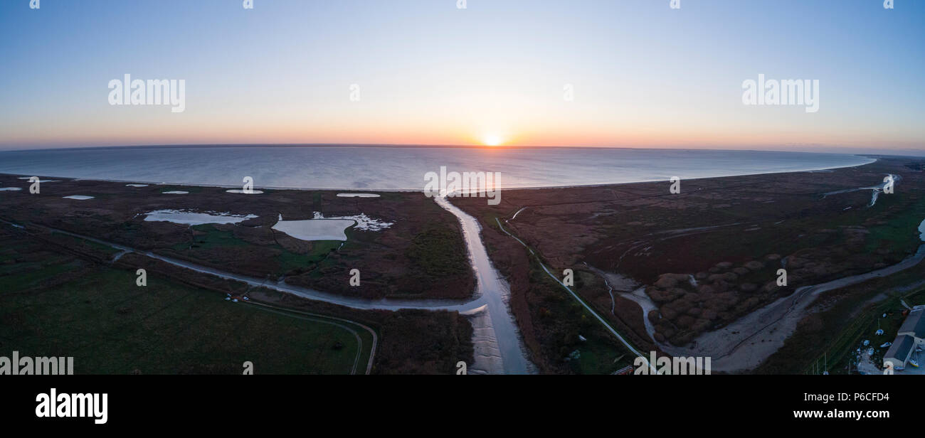 En France, en Charente Maritime, la Saintonge, l'estuaire de la Gironde, Mortagne Sur Gironde, le canal (vue aérienne) // France, Charente-Maritime (17), la Saintonge, e Banque D'Images