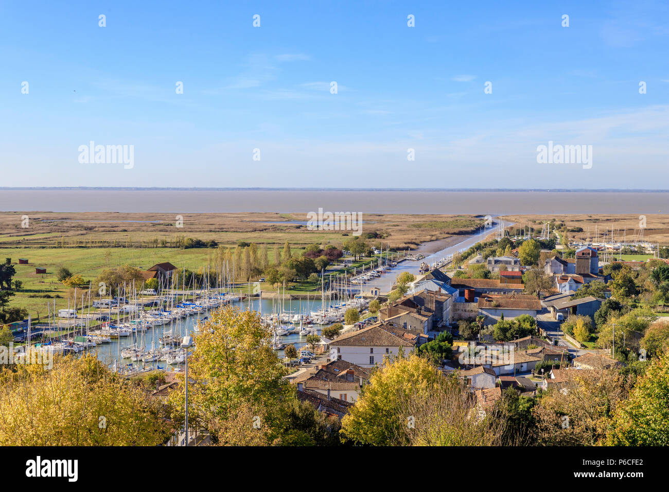 En France, en Charente Maritime, la Saintonge, l'estuaire de la Gironde, Mortagne Sur Gironde, point de vue de la ville haute à la ville basse, le canal et le port // Banque D'Images